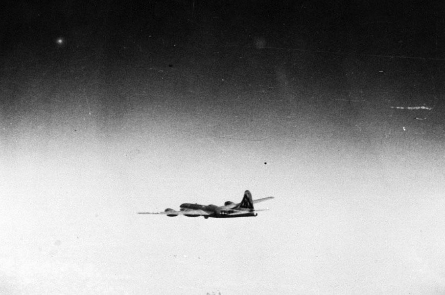 Martin-Omaha-B-29-35-MO-Superfortress-44-27297-Bockscar-enroute-to-Japan-9-August-19451.jpg