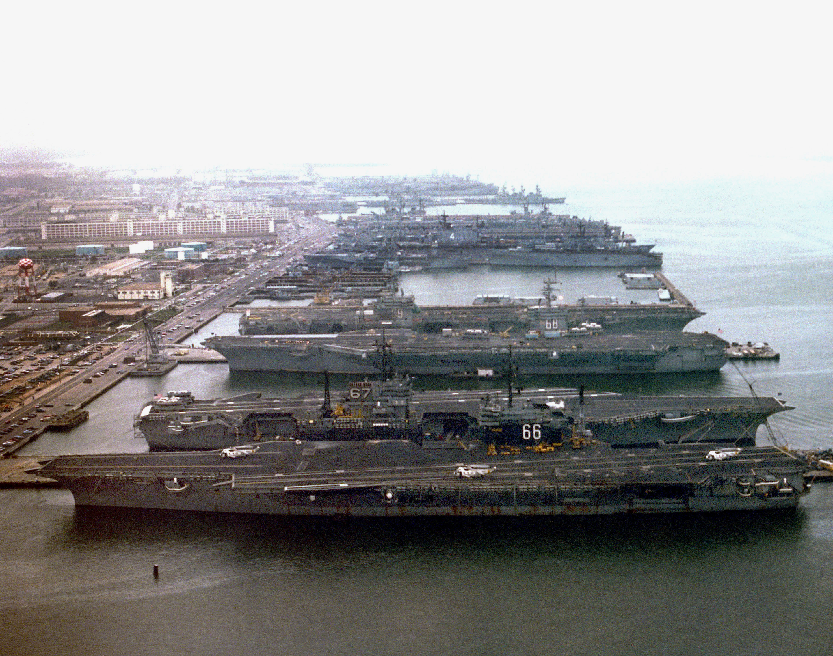 Norfolk_navy_base_piers.jpg