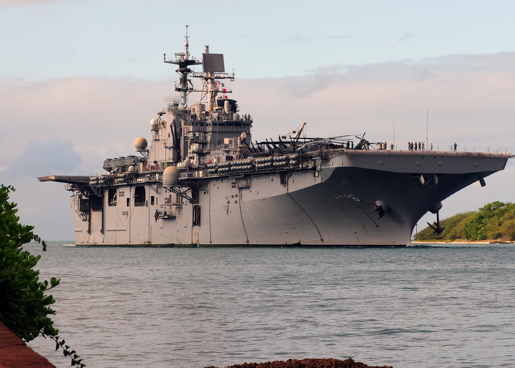 US_Navy_100731-N-6854D-067_The_Wasp-class_amphibious_assault_ship_USS_Bonhomme_Richard_%28LHD_6%29_returns_to_Joint_Base_Pearl_Harbor-Hickam_after_participating_in_Rim_of_the_Pacific_%28RIMPAC%29_2010_exercises.jpg