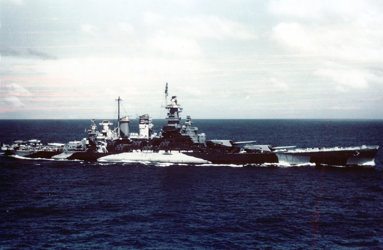 1280px-USS_North_Carolina_%28BB-55%29_underway_in_the_Gilbert_islands%2C_November_1943.jpg
