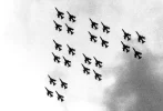 800px-Hill_F-105_24-ship_formation.webp