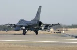800px-USAF_F-16_hooks_an_arresting_cable.webp