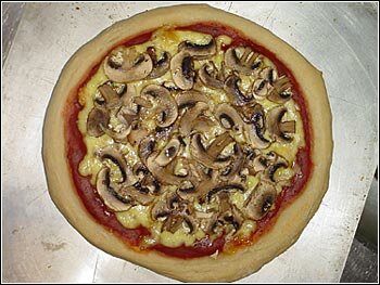 mushroom_pizza_080903.jpg