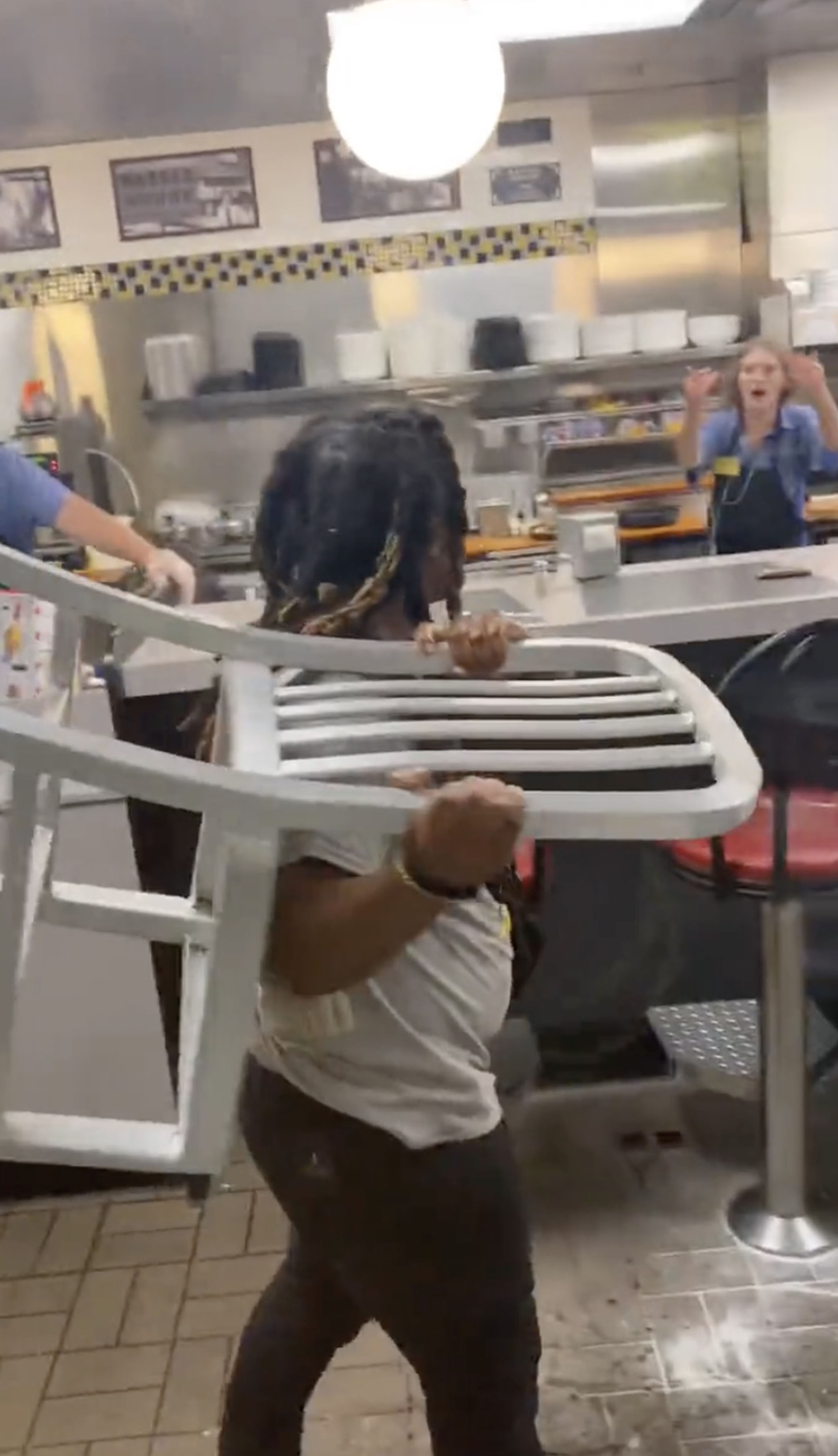 texas-waffle-house-chair-wild-fight-01.jpg