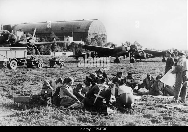 briefing-session-of-german-fighter-pilots-against-yugoslavia-1941-cpmtxe.jpg
