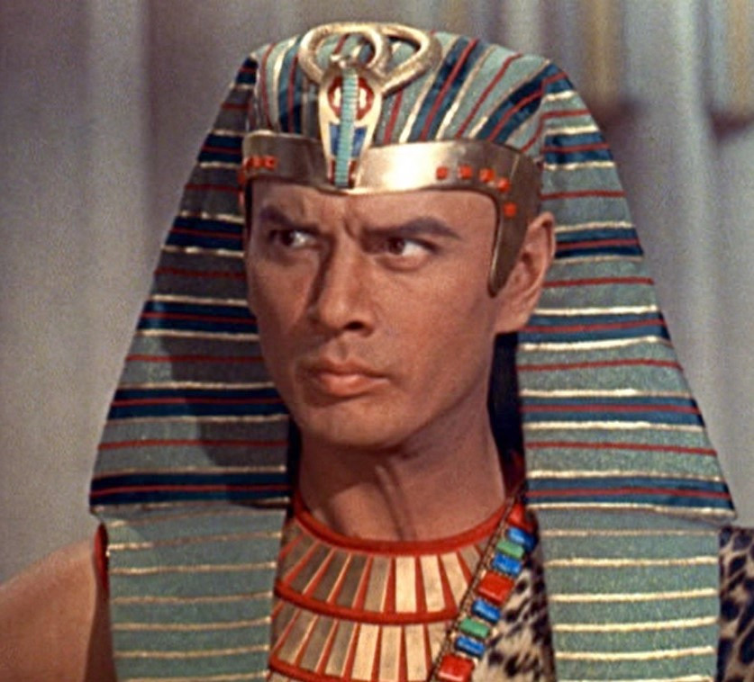 Yul_Brynner_in_The_Ten_Commandments_film_trailer.jpg