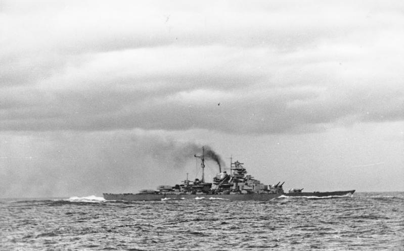 Bundesarchiv_Bild_146-1984-055-14%2C_Schlachtschiff_Bismarck%2C_nach_Seegefecht.jpg