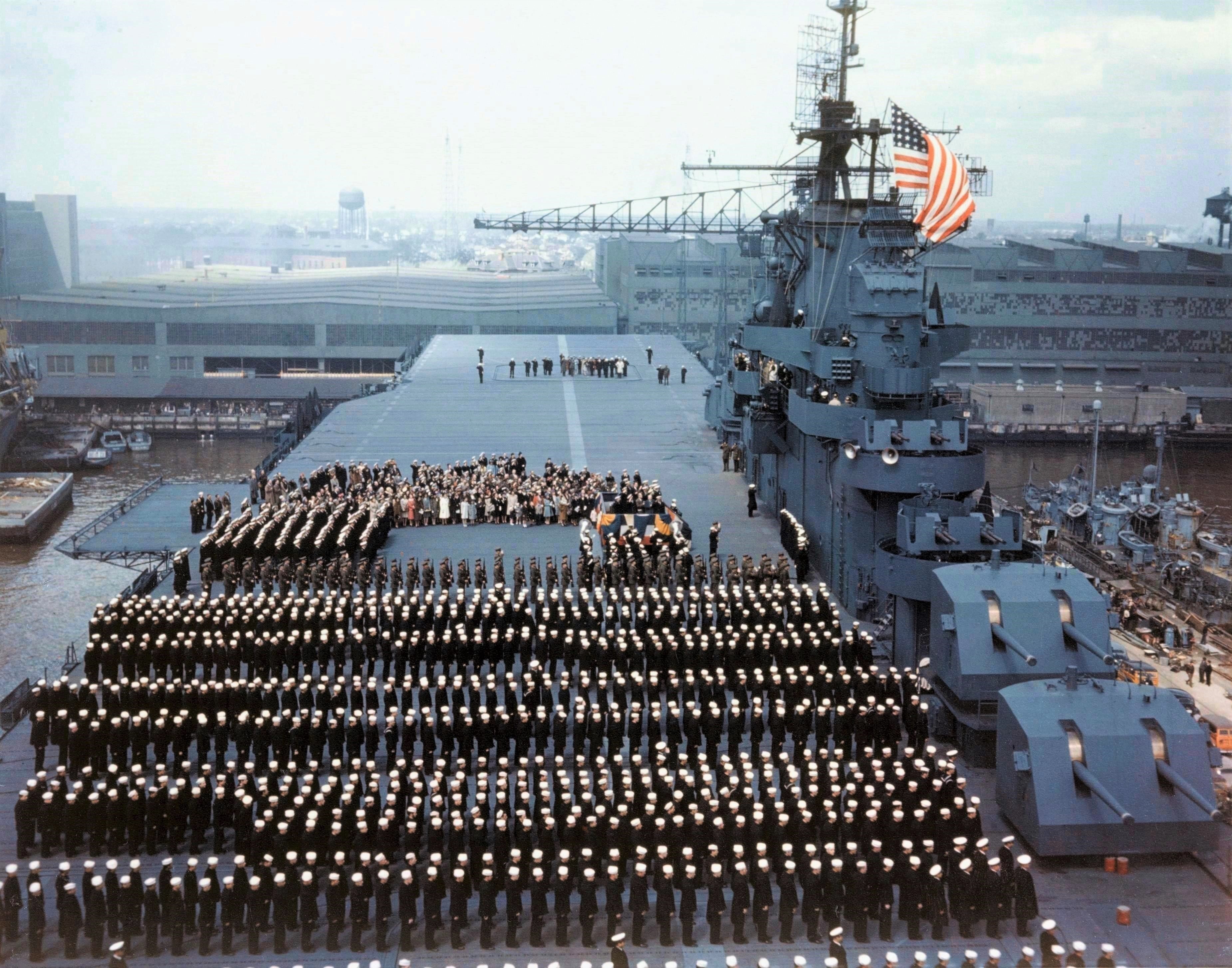 Commissioning_of_USS_Yorktown_%28CV-10%29_on_15_April_1943.jpg