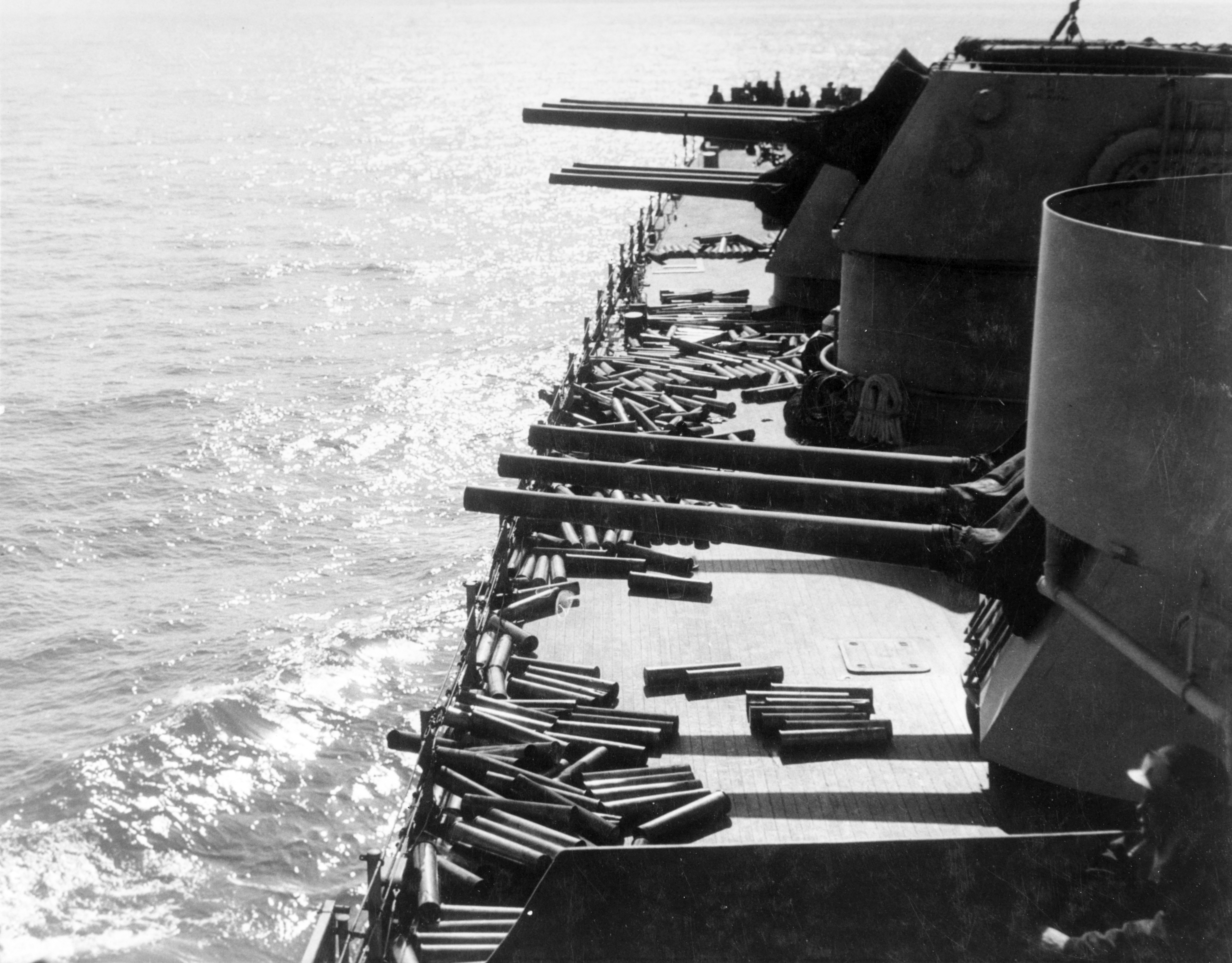 Guns_and_shell_casings_on_board_USS_Brooklyn_%28CL-40%29_during_Sicily_invasion%2C_July_1943.jpg