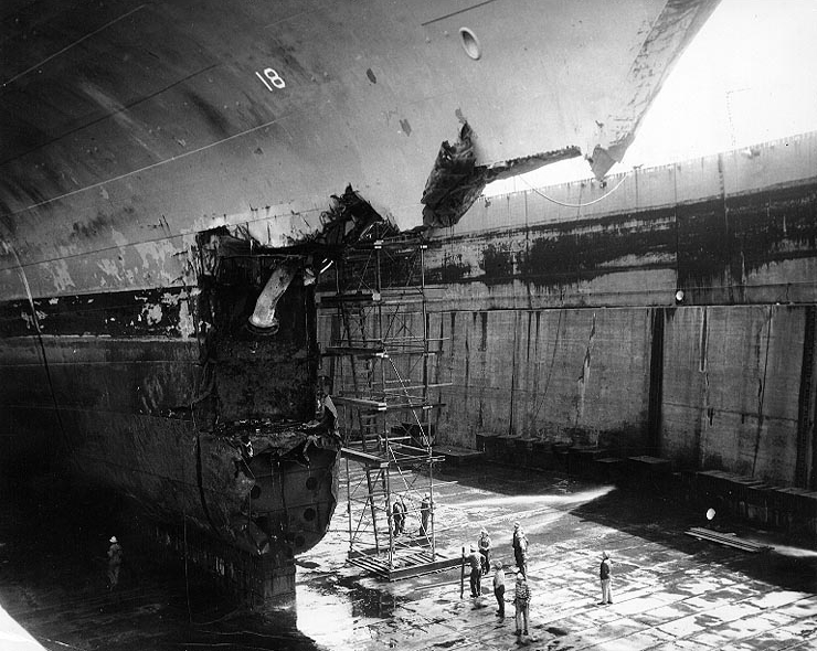 Damaged_Bow_of_USS_Wasp_%28CV-18%29_in_1952.jpg