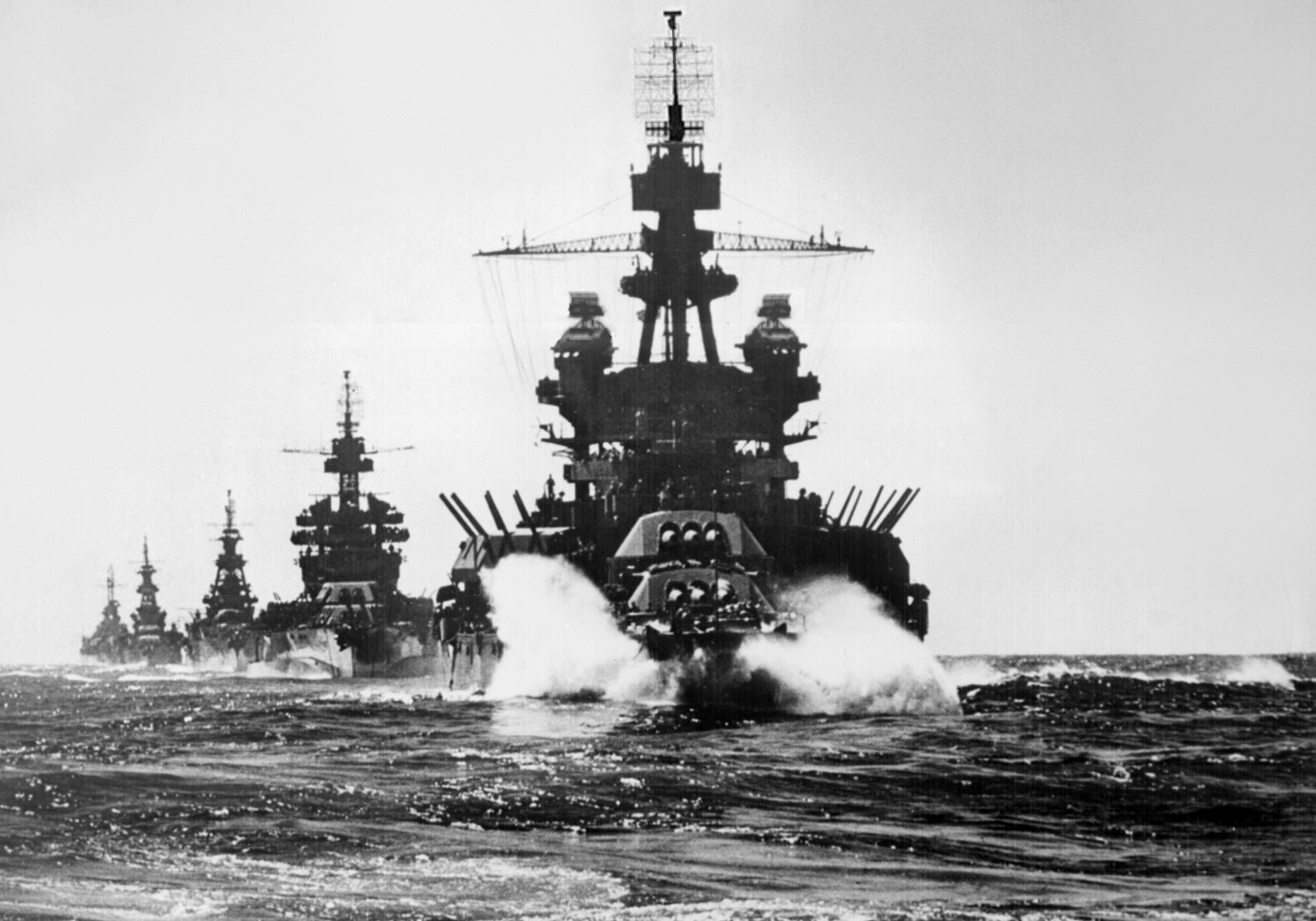 US_warships_entering_Lingayen_Gulf_1945.jpg