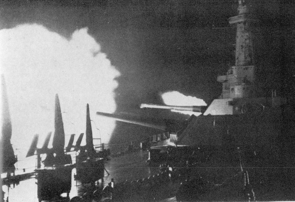 USS_Washington_%28BB-56%29_firing_during_the_Second_Naval_Battle_of_Guadalcanal%2C_14_November_1942.jpg