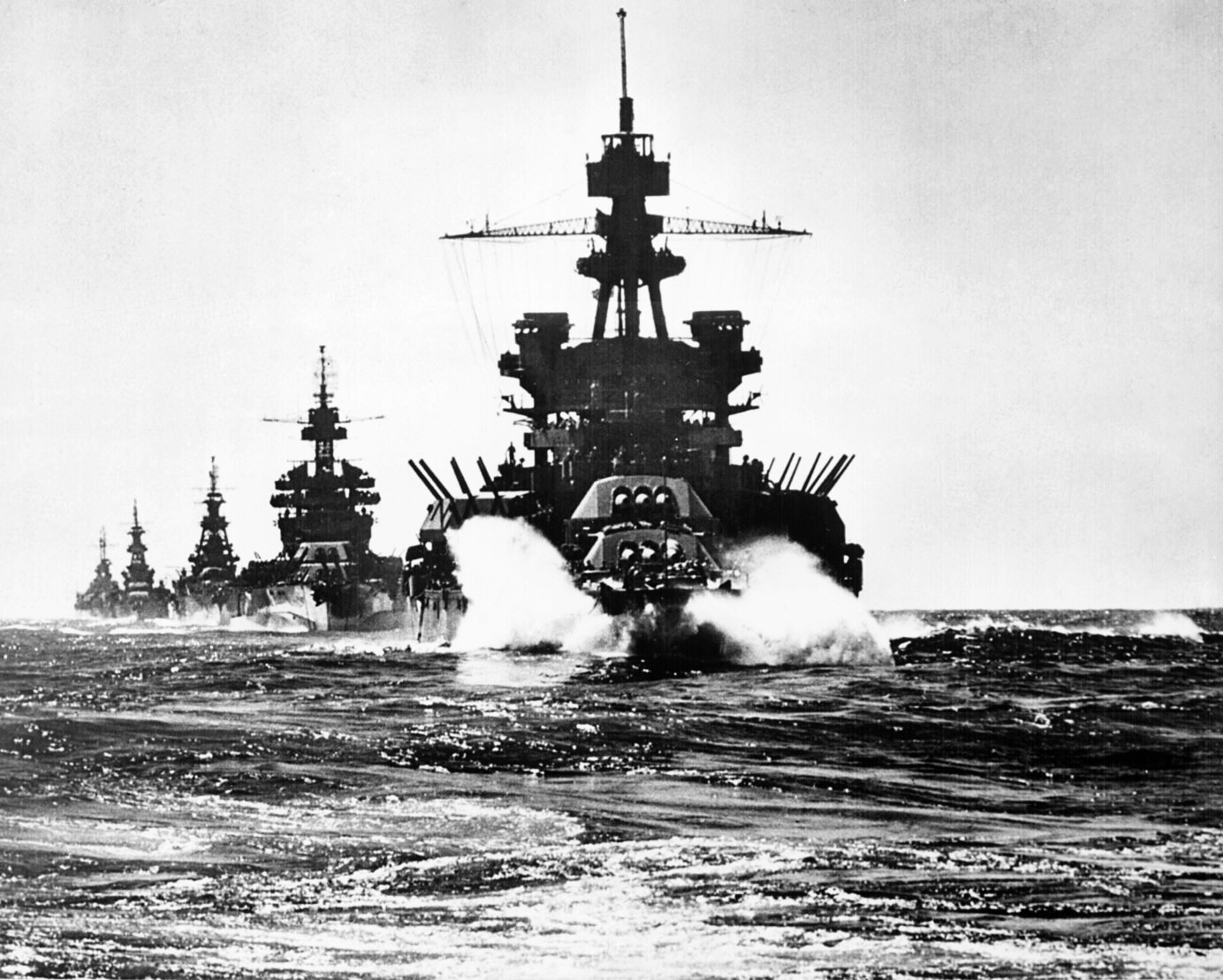 USS_Pennsylvania_moving_into_Lingayen_Gulf.jpg