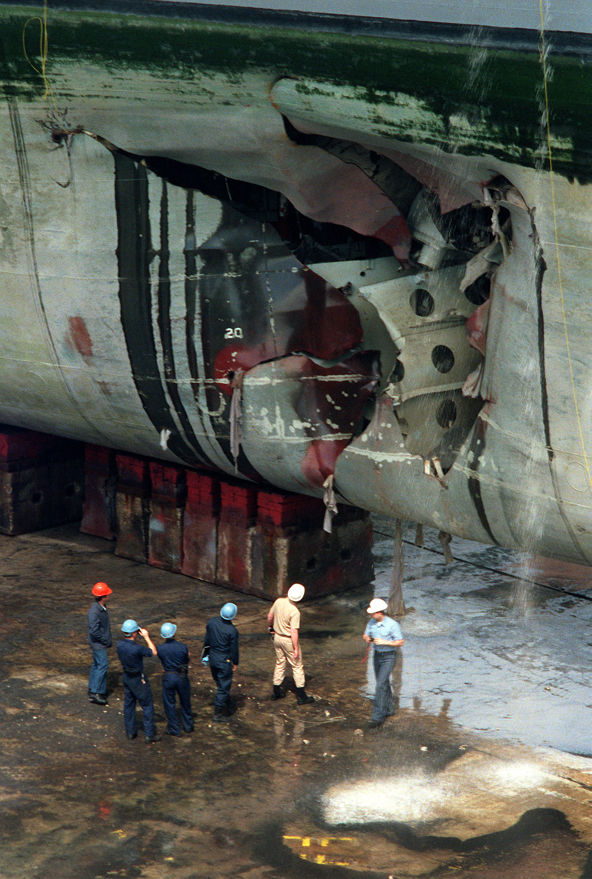 Mine_damage_to_USS_Tripoli_%28LPH-10%29%2C1991.jpg