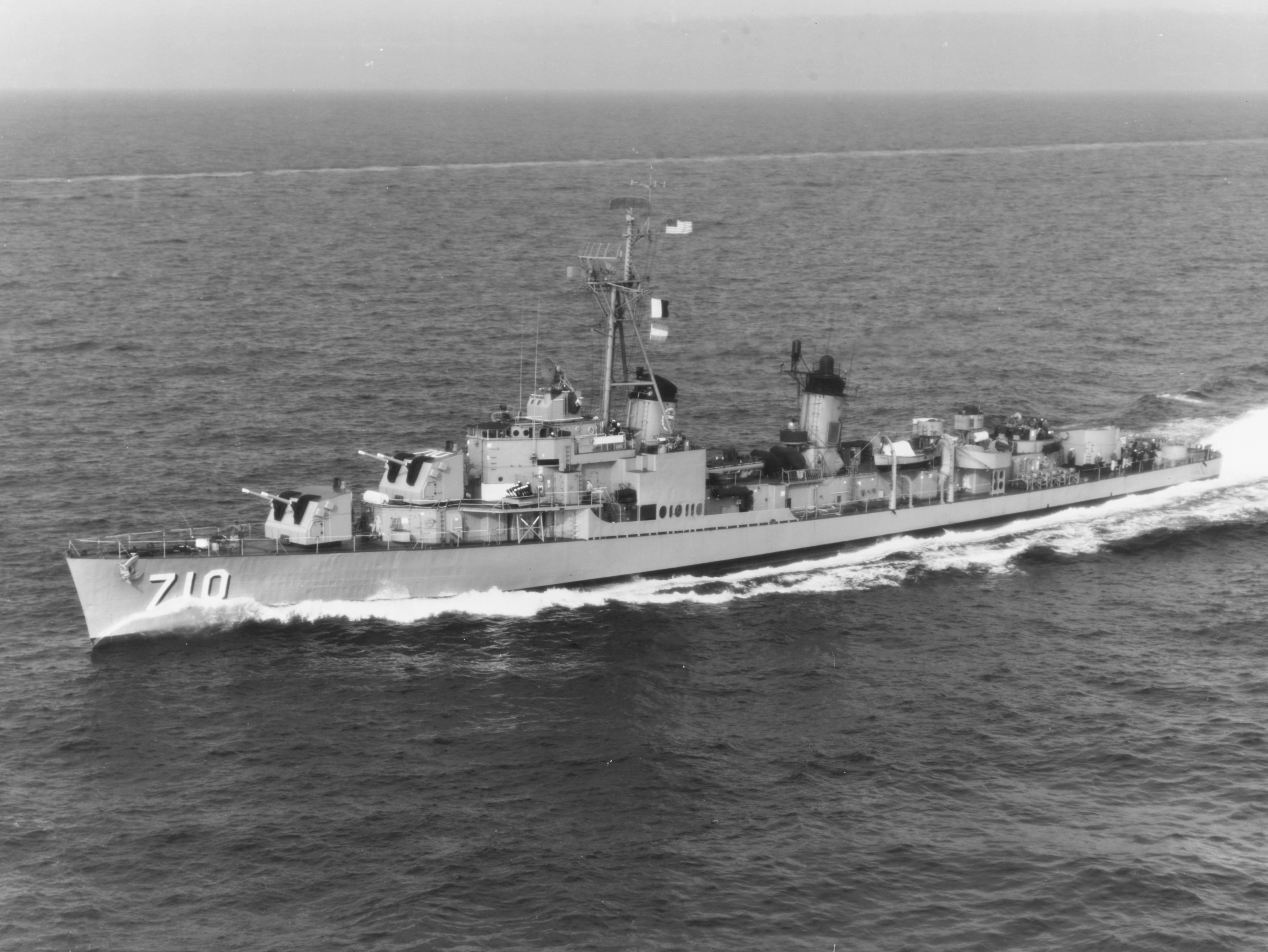 USS_Gearing_%28DD-710%29_in_the_Mediterranean_Sea_in_1960.jpg