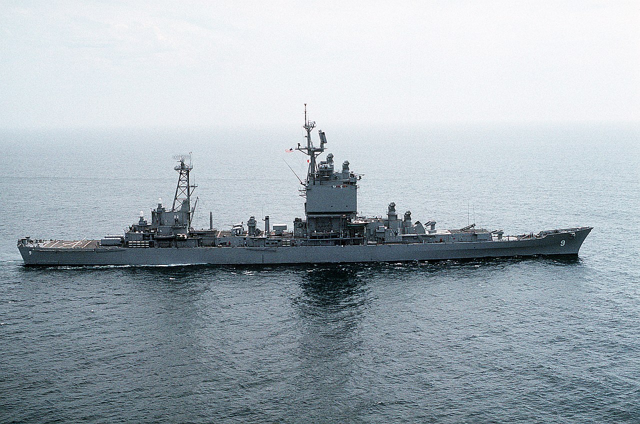 1280px-USS_Long_Beach_%28CGN-9%29_stbd_beam_view.jpg