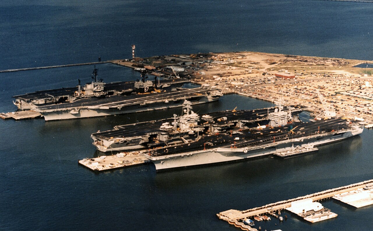 1280px-Four_US_Navy_carriers_at_Norfolk_Naval_Station_1985.jpeg