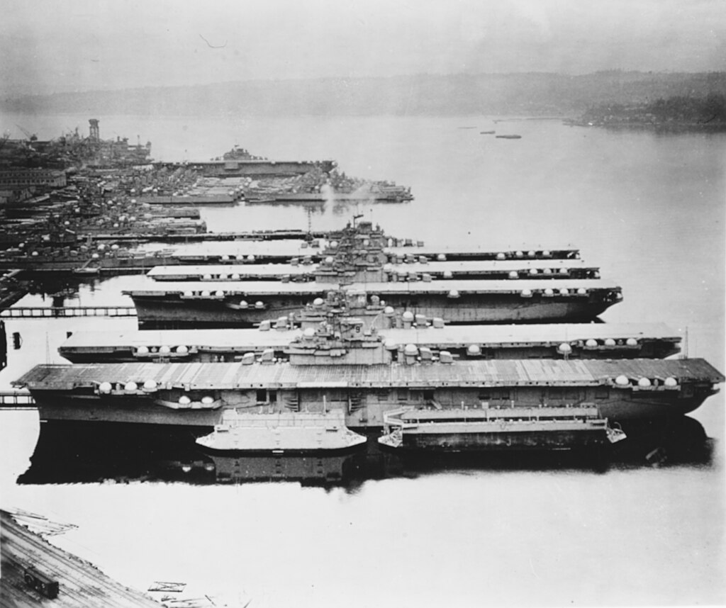 1024px-Mothballed_aircraft_carriers_at_the_Puget_Sound_Naval_Shipyard_in_1948_%2880-G-428458%29.jpg