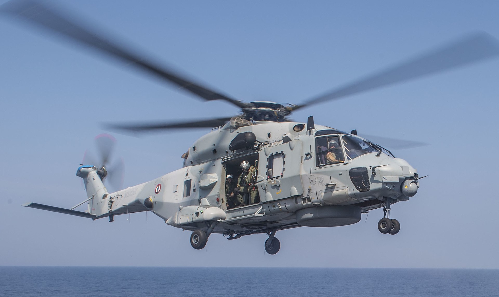 1920px-French_Navy_NH90_lands_on_USS_Antietam_%28CG-54%29_in_the_Bay_of_Bengal_%28cropped%29.jpg