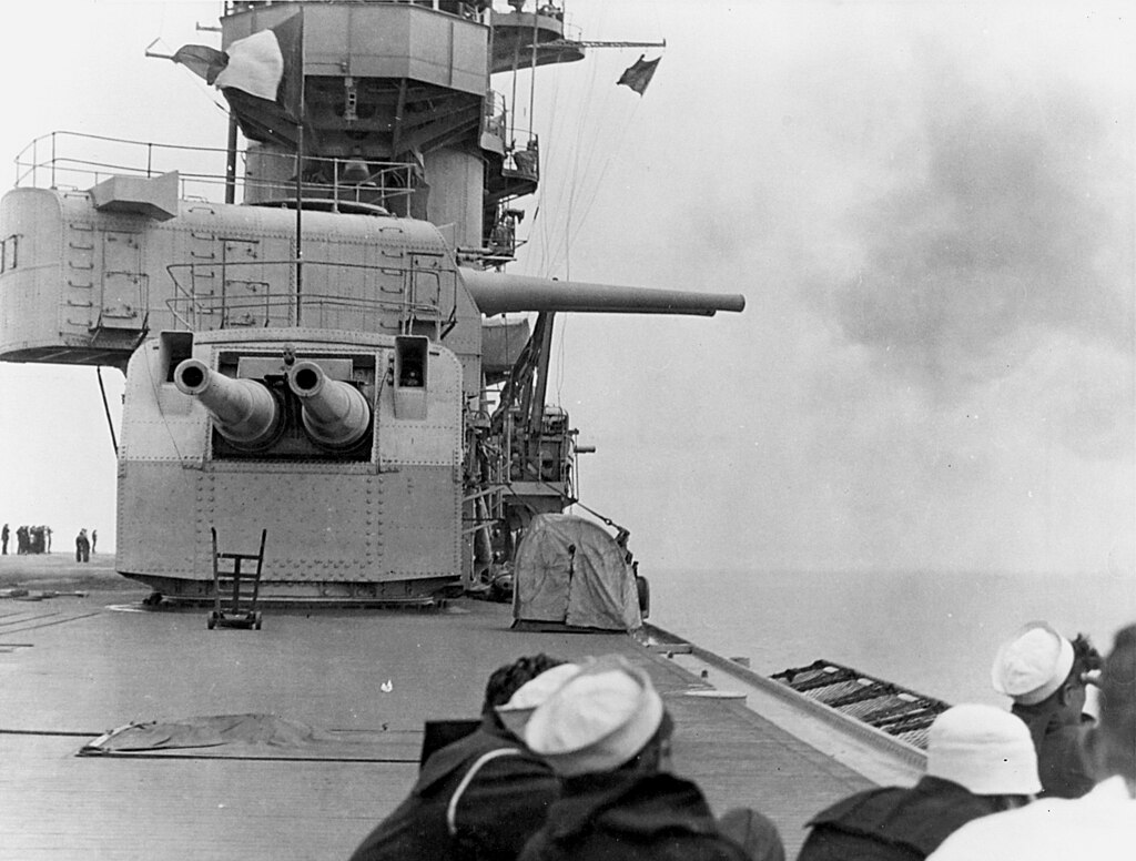 1024px-USS_Lexington_%28CV-2%29_firing_203mm_guns_1928.jpg