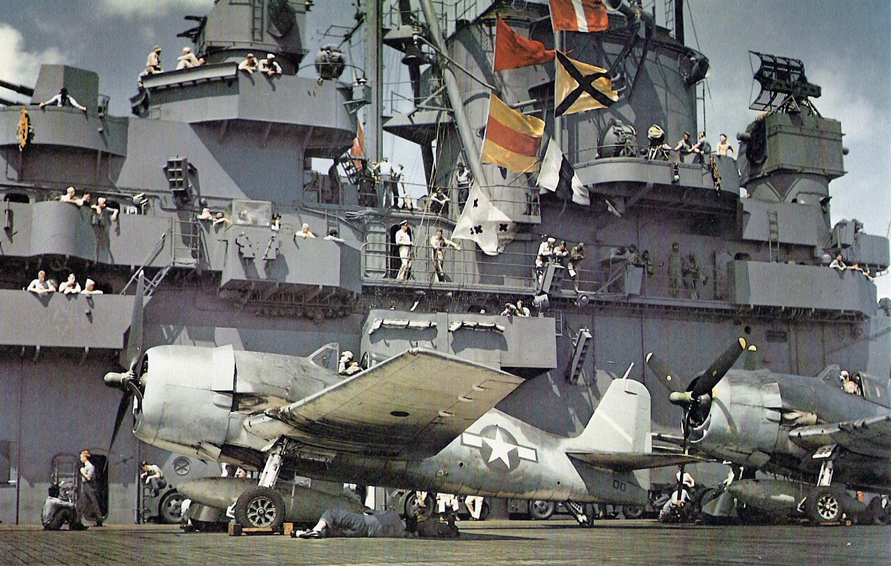 1280px-F6F-3_Hellcats_aboard_USS_Yorktown_%28CV-10%29%2C_31_August_1943_%2880-G-K-14833%29.jpg