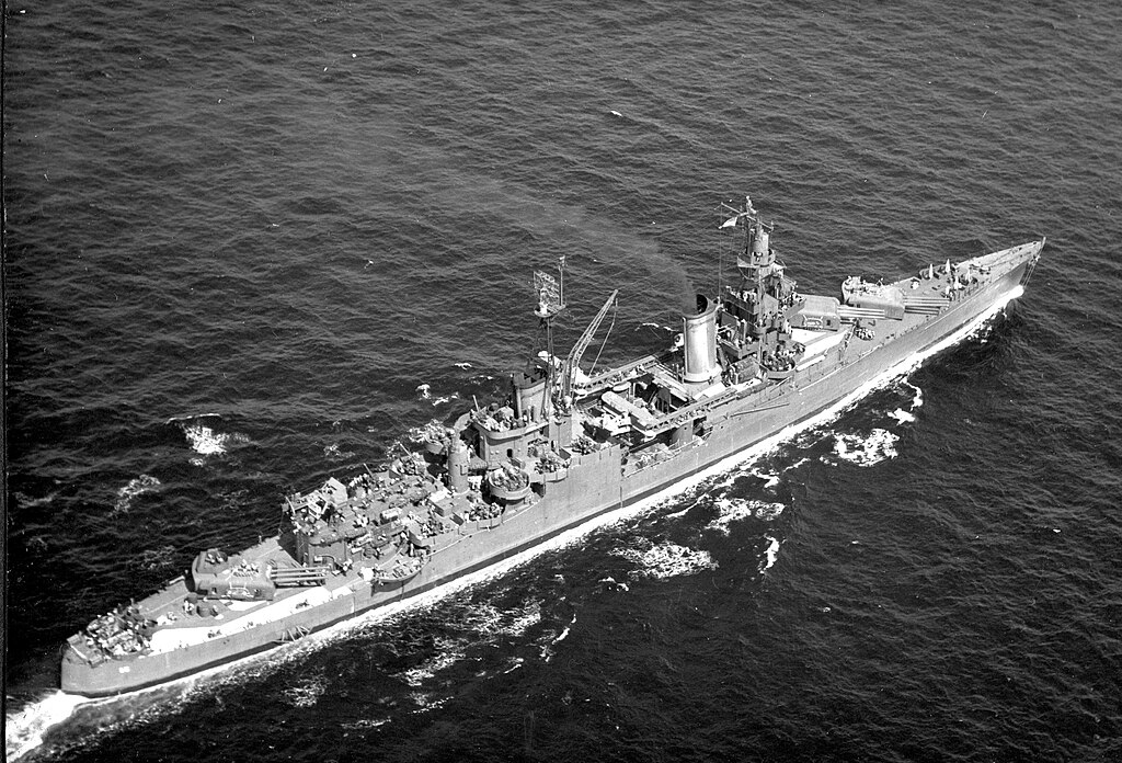 1024px-USS_Indianapolis_%28CA-35%29_underway_at_sea%2C_in_1943-1944_%28NH_124466%29.jpg