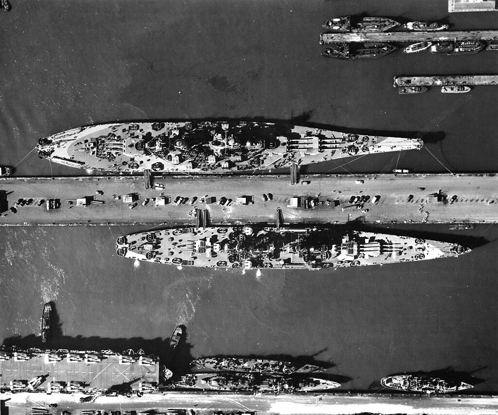 1024px-USS_Missouri_%28BB-63%29_and_USS_Alaska_%28CB-1%29_at_Norfolk%2C_Virginia%2C_1944.jpg